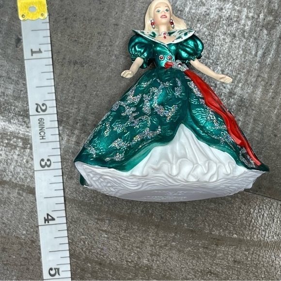 Hallmark 1995 Holiday Barbie Ornament - Picture 6 of 8